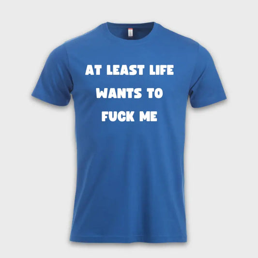 Morsomme_T-skjorter_-_At_least_life_wants_to_f_me_bla