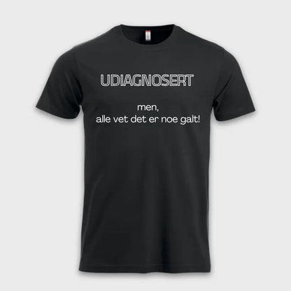 Morsomme_T-skjorter_-_Udiagnosert_men_alle_vet_at_det_er_noe_galt_sort