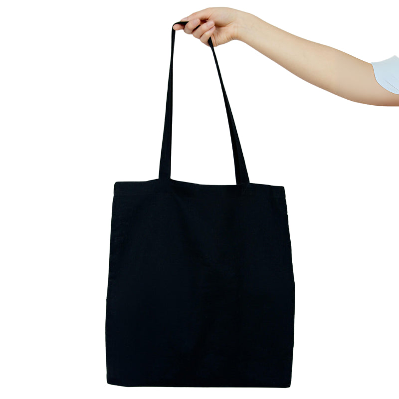 GRATIS HANDLENETT – en person holder et svart handlenett mot hvit bakgrunn